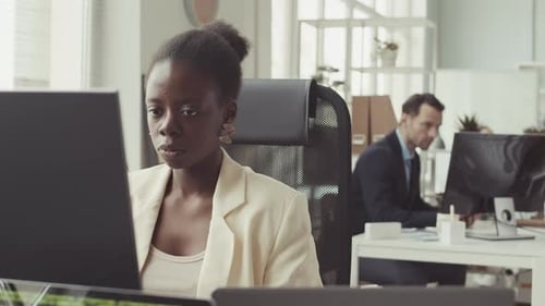 Portrait d'une programmeuse afro-américaine au travail