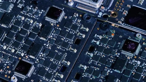 Mikroschaltung, Hauptplatine vom Laptop, Slow-Tracking-Aufnahme, Makro-Nahaufnahme der Computerkomponenten.