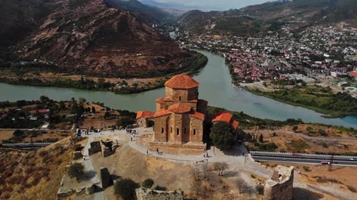 Paisagem aérea da incrível cidade de Mtskheta, cercada por rios e montanhas e com uma igreja antiga