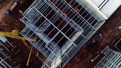 Carcasa metálica y grúa alta para camiones en un sitio de construcción abierto