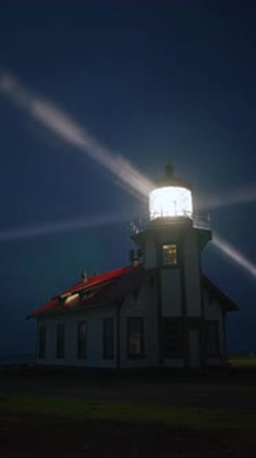 Phare de nuit vertical brillant avec faisceau lumineux et brouillard
