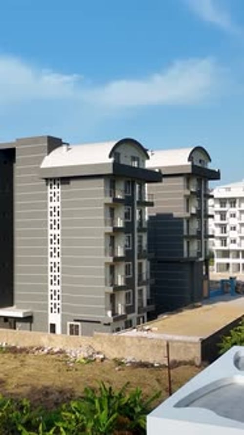 Vídeo vertical sobre la transformación costera, vista aérea de la construcción de una casa en Alanya, Turquía