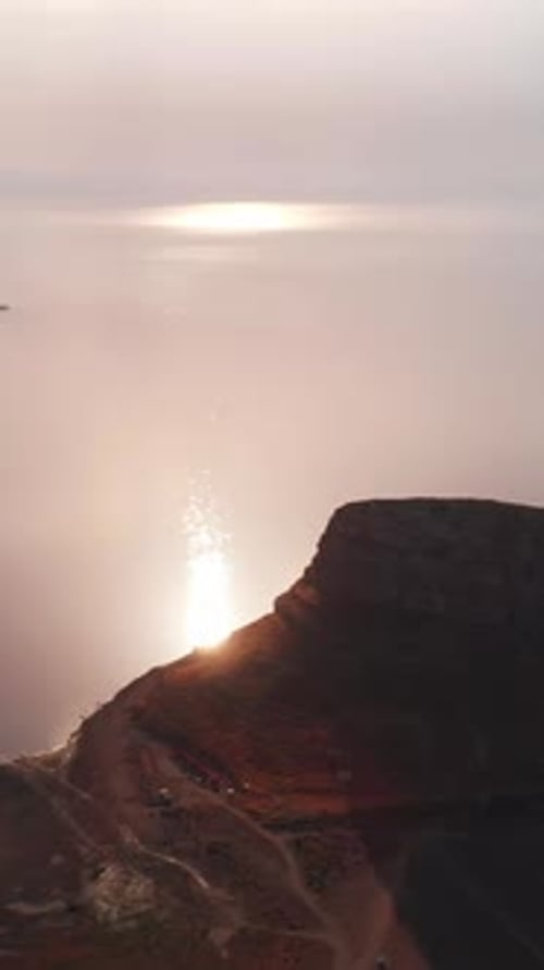Drone aérien panoramique vertical du lac Urmia, paysage iranien, plage de falaise au coucher du soleil