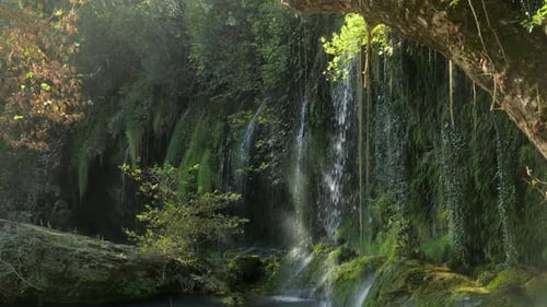Wunderschöne Filmmusik Aufnahme eines tropischen Wasserfalls im Wald