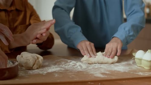 Unerkennbare Familie, die gemeinsam Teig in der heimischen Küche zubereitet