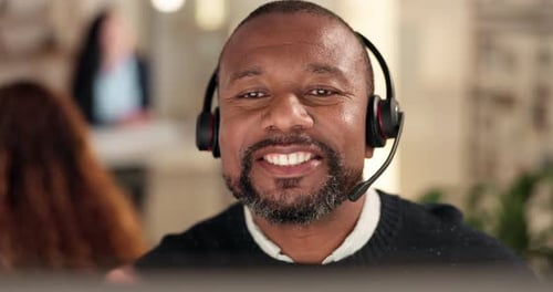 Gesicht, Callcenter und ein schwarzer Mann, der mit einem Headset für Kundenservice, Beratung oder CRM spricht