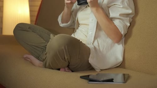 Frau trennt sich von Geräten für Meditation zu Hause