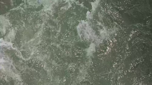 Blick von oben nach unten auf das rauschende Wasser im Raging River