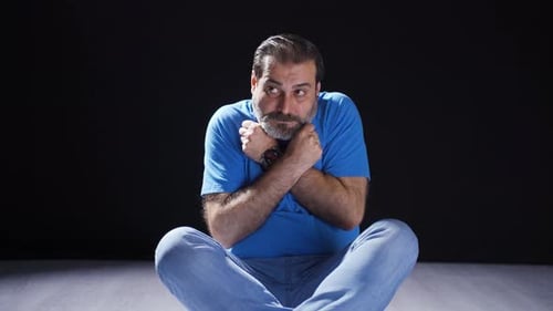 Un homme souffrant de troubles mentaux entre en crise.