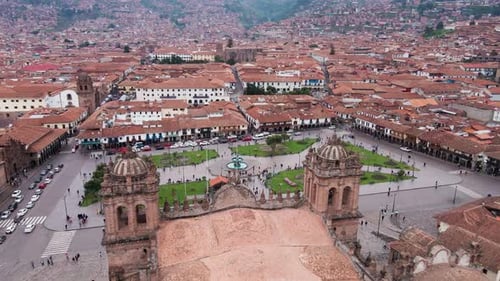 Drohnenaufnahme von Cusco, die von der Kirche aus auf die Plaza kommt.