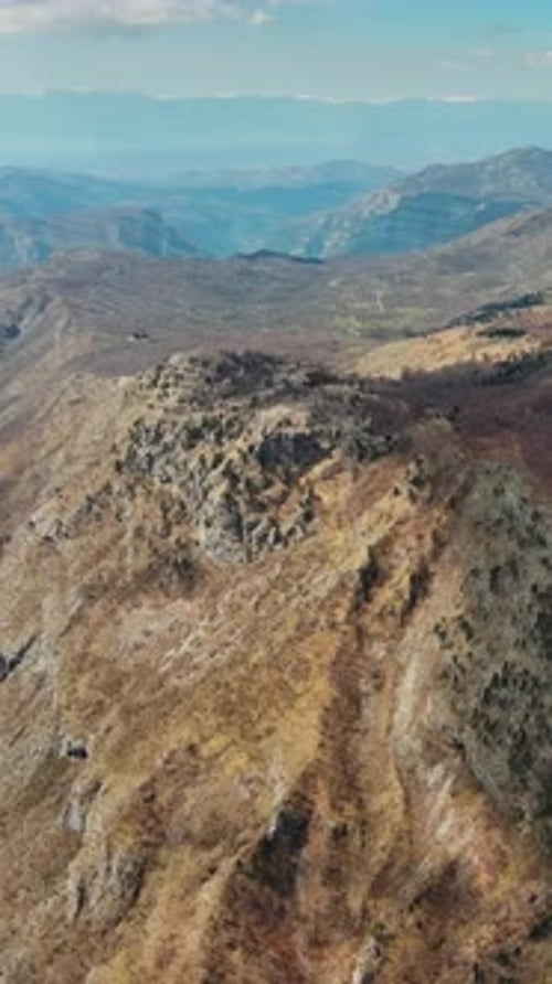 Luftaufnahme des felsigen Berggipfels und des grünen Tals