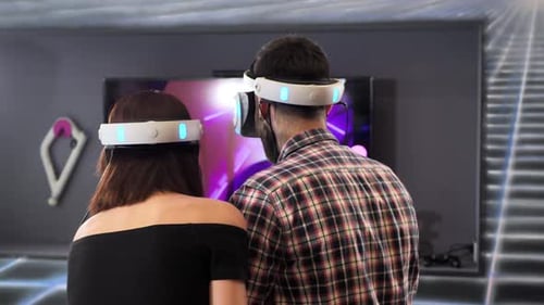 Mann und Frau verwenden ein Virtual-Reality-Headset mit Brille, Handbewegungssteuerungen und Waffen