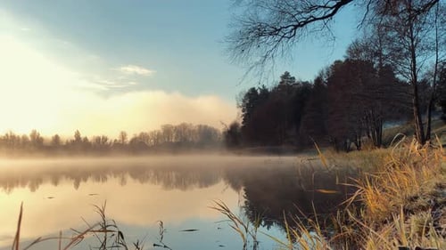 Frostiger Herbstmorgen. Ein dichter Nebel kreist langsam über dem Wasser. 4K-Reiseaufnahmen.