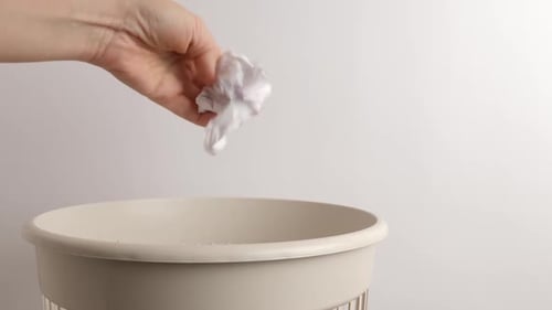 E202 1Papier wird zur Wiederverwertung und Entsorgung weggeworfen