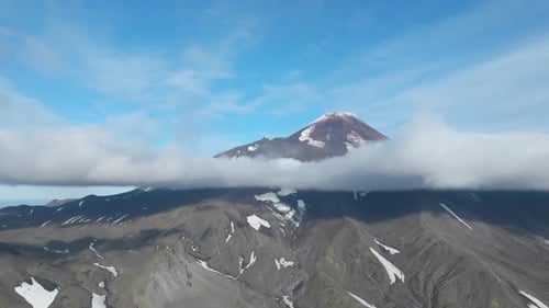 Sommet du volcan Avachinsky au-dessus des nuages, images aériennes du paysage du Kamchatka