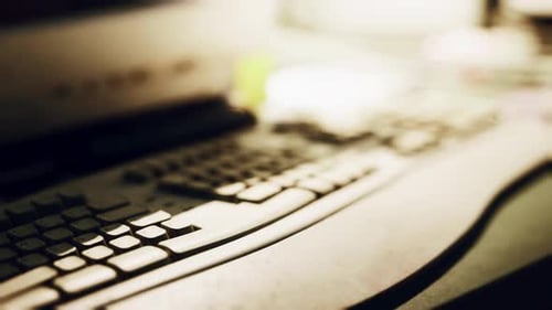 Vue rapprochée d'un clavier sur un bureau avec un éclairage d'ambiance tamisé