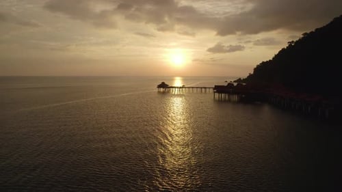 Video eines Sonnenuntergangs über dem Meer.