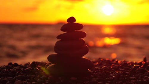 Ausgewogene Felspyramide am Pebbles Beach Sonniger Tag und klarer Himmel bei Sonnenuntergang