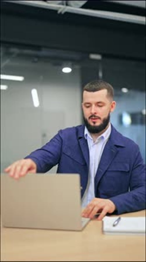 Happy Business Professional entspannt sich nach produktiver Arbeit
