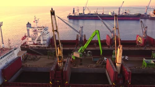 Verarbeiteter Müll wird auf Lastwagen verladen, Hafen