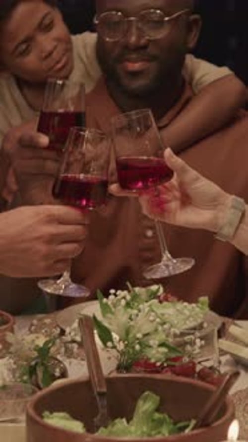 Lunettes de soleil en famille lors d'un dîner de fête