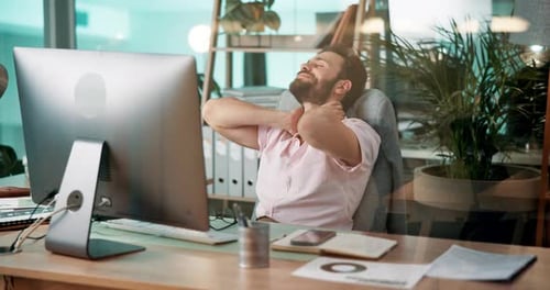 Programmieren, Computer und entspannen Sie sich mit Menschen, die im Büro Software zum Starten oder Testen programmieren