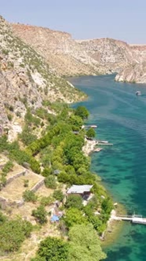 Vidéo verticale prise par Drone du village de Halfeti avec une architecture en pierre