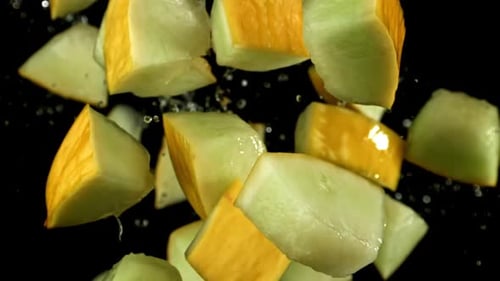 Morceaux de melon sur fond noir filmés par une caméra à haute vitesse à 1000 images par seconde