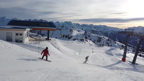 Snowboarder-Carving auf alpinem Hang. Winter-Snowboard-Abenteuer in den Alpen