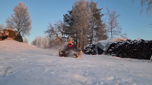 Actionaufnahme in Zeitlupe von Mutter und Kind beim Rodeln auf einem verschneiten Hang