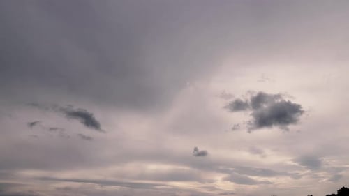 Sonne über stürmischen Wolken
