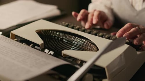Hände eines unbekannten Autor mit einer Vintage-Schreibmaschine