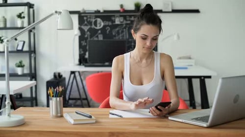 Geschäftsfrau nutzt Handy mit Greenscreen am Arbeitsplatz. Konzept der Copyspace-Werbung für...
