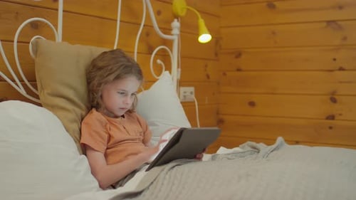 Garçon jouant à des jeux sur tablette