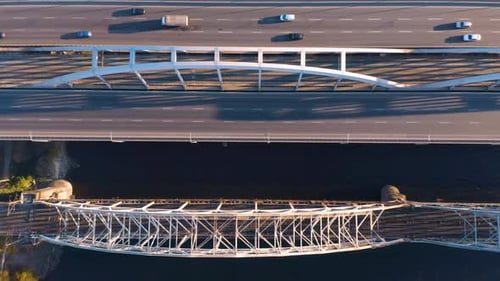 Luftbild von oben nach unten: Verkehr auf der Brücke