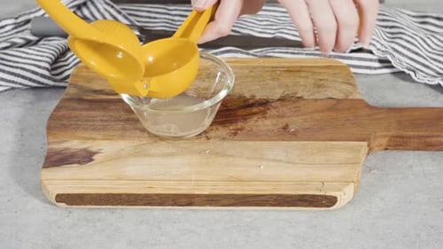 Den Saft mit einer Zitronenpresse aus den Bio-Zitronen auspressen