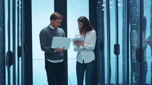 Colleagues Collaborating in a Modern Data Center to Innovate and Optimize Efforts