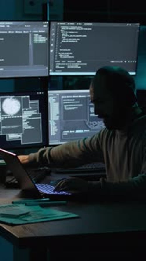 Vertical Video Young IT Coder gähnt und arbeitet an neuer Oberfläche