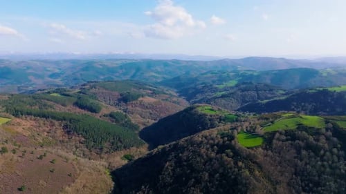 Paysage montagneux de Galice dans la ville de Fonsagrada à Lugo, Espagne. vue aérienne