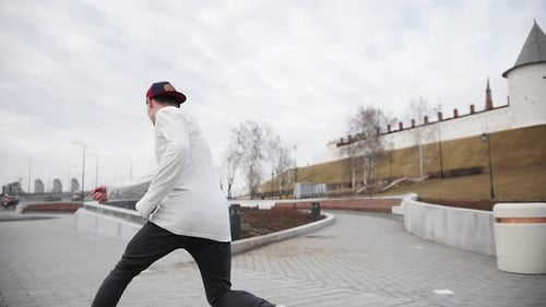 Zeitlupenclip eines akrobatischen Teenagers, der seinen Backflip macht