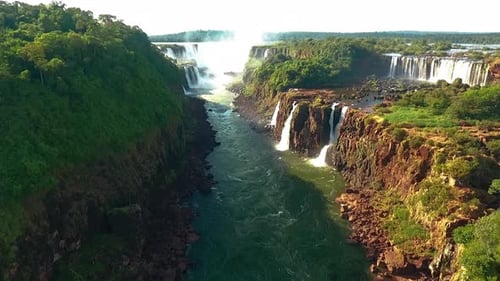 Vue aérienne - Chutes d'Iguazu et rivière à Misiones, Argentine, vue panoramique vers l'avant