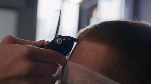 Unbekannter Friseur, der Männerhaare schneidet