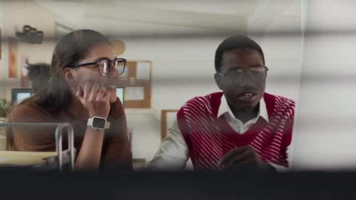 Equipe criativa focada trabalhando no computador