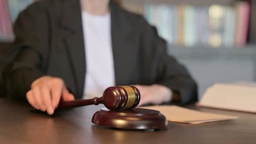 Primer plano del juez golpeando el mazo para anunciar la sentencia