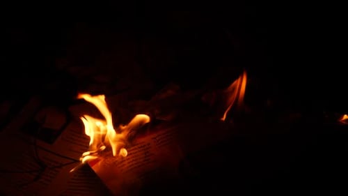 Brennendes Feuer, schwache Brise wirken sich bei Dunkelheit auf die Flamme aus