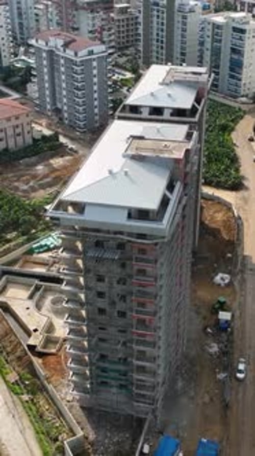 Logística de construcción con vídeo vertical: descarga de elementos esenciales del edificio