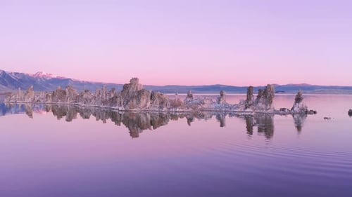 Mar aéreo cinematográfico con formaciones de toba salada, suave puesta de sol o amanecer de color rosa