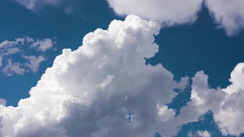 Flauschige Wolken Blauer Himmel Weiße Wolken, die einen schönen Himmel bilden