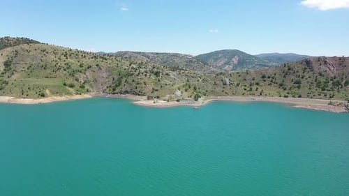 Vue aérienne du lac Dam et des collines