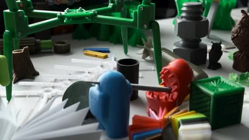 Collection d'objets aux couleurs vives imprimés sur une imprimante 3D